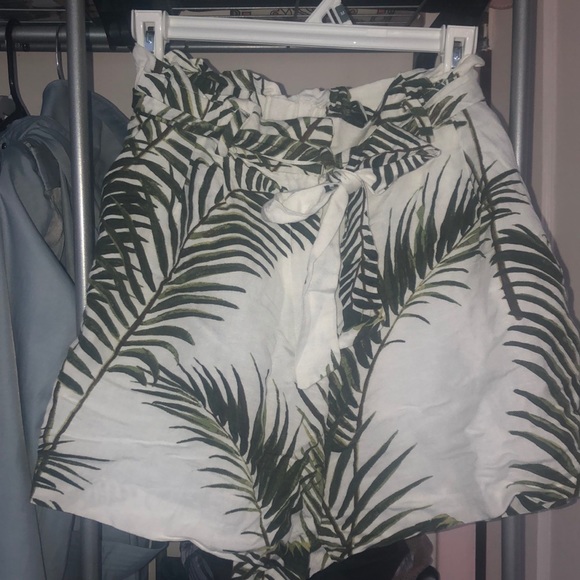NWOT Palm Tree Paperbag H&M Shorts 🌴 - Picture 2 of 4